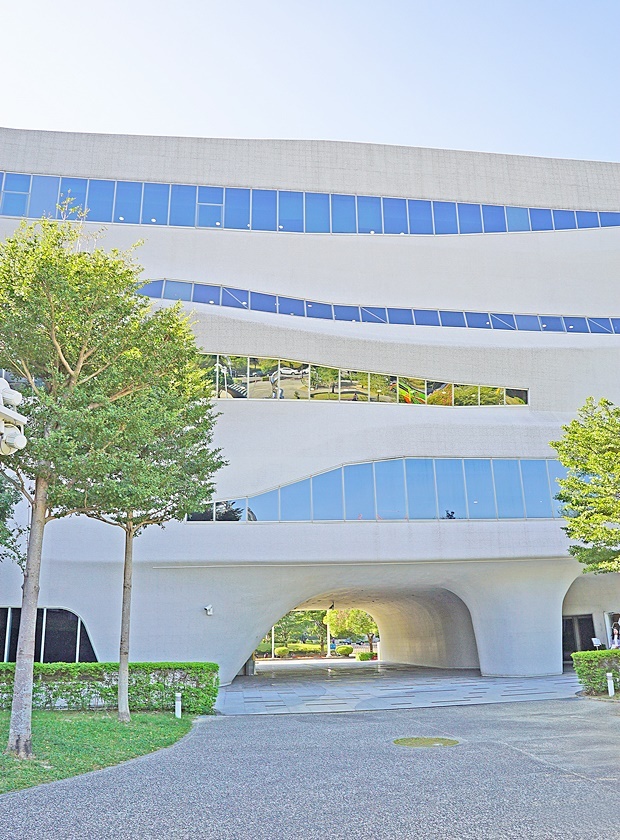 書籍超越了時間的藩籬，它可以把我們從狹窄的目前，延伸到過去和未來。——湯馬斯