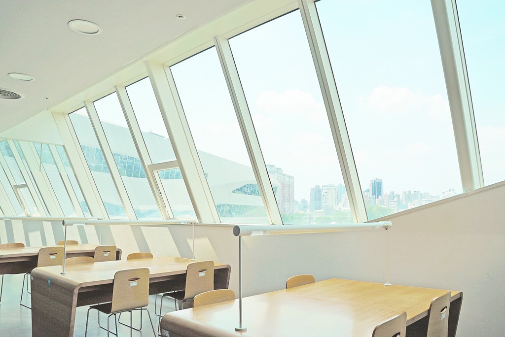 聰明不是擁有很多知識，而是擁有豐富的想像力。——愛因斯坦