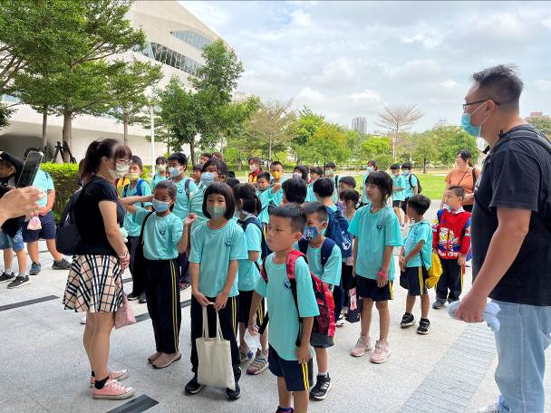 苗栗縣通霄鎮烏眉國小楓樹分校全校師生歡喜來訪