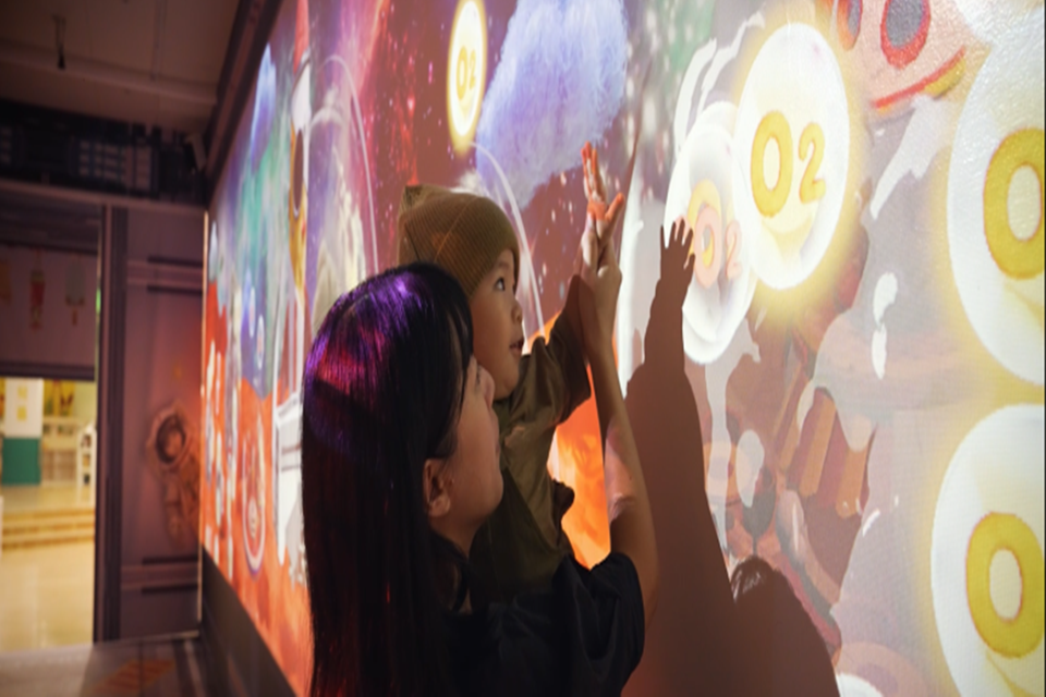 沉浸宇宙互動體驗廊道