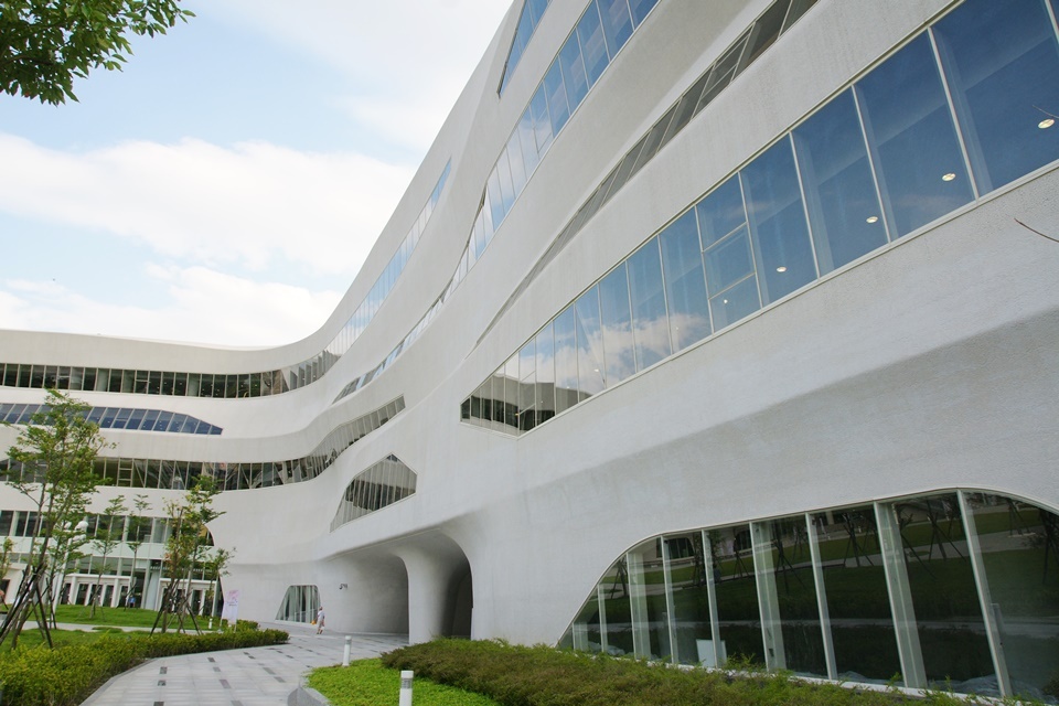 國資圖建築L型配置，充滿律動感的水平窗帶，活化整座建築載體