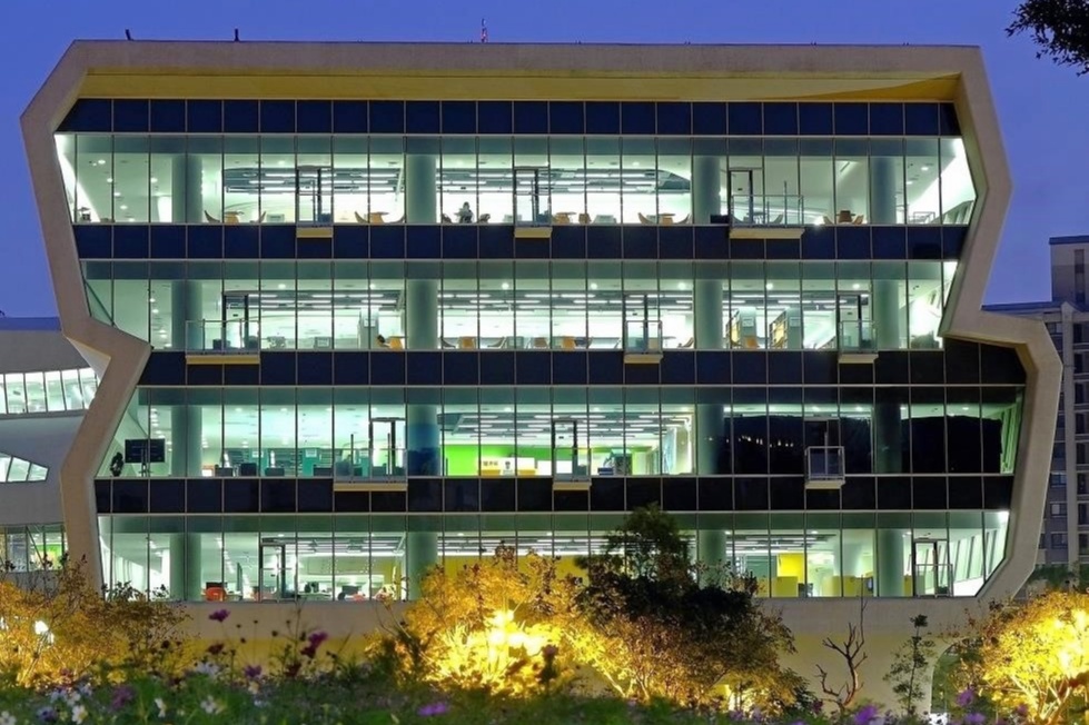 國資圖建築二端的玻璃帷幕在夜間透映出城市閱讀的溫度