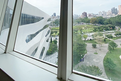 out side in設計概念，將戶外景觀視野完整引入室內，讓建築和自然合而為一，形成絕佳的視角